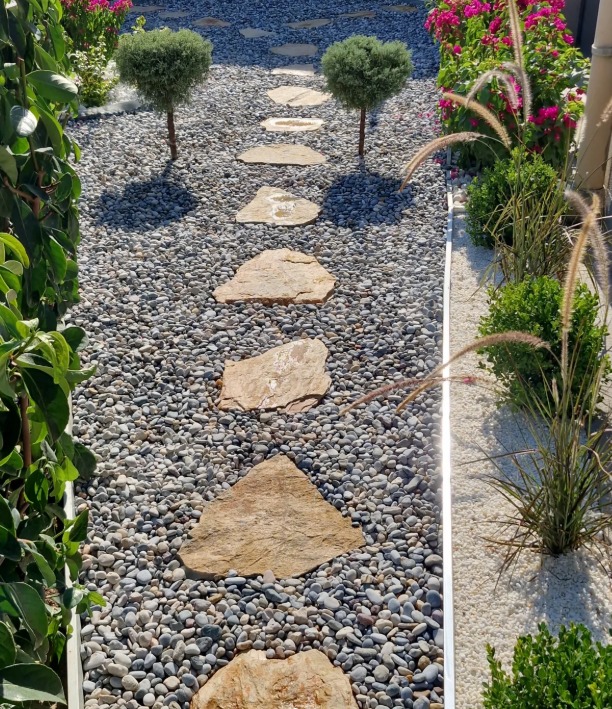 Doğal taşlı bahçe yolu